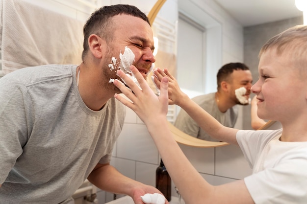 Pai ensinando seu filho a fazer a barba