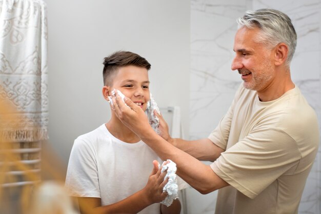 Pai ensinando seu filho a fazer a barba