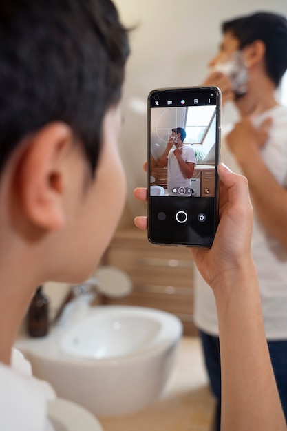 Foto grátis pai ensinando seu filho a fazer a barba