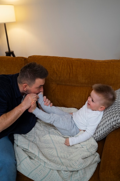 Foto grátis pai fazendo seu filho rir fazendo cócegas nele