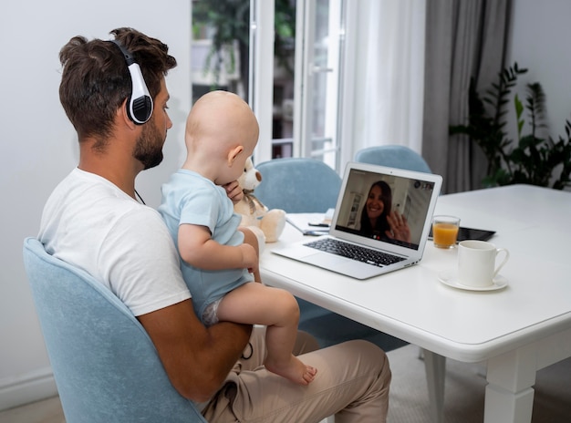 Foto grátis pai fazendo videochamada para mãe com filho durante a quarentena