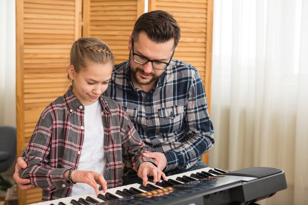 Pai filha, tocando, piano