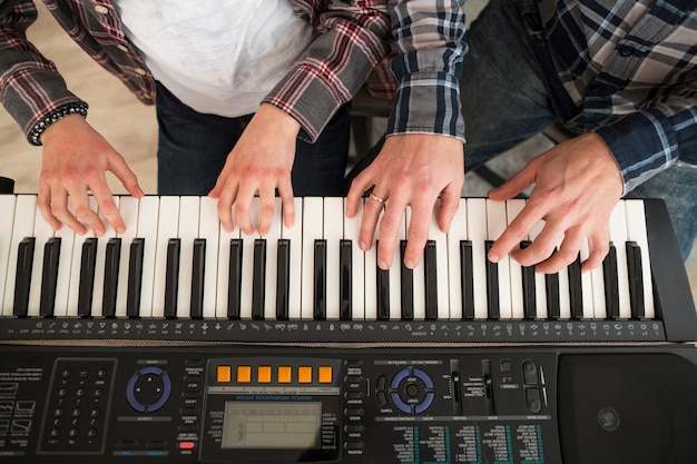 Pai filha, tocando, piano