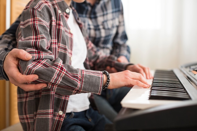 Pai filha, tocando, piano