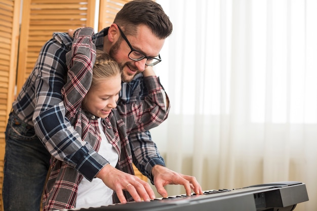 Pai filha, tocando, piano