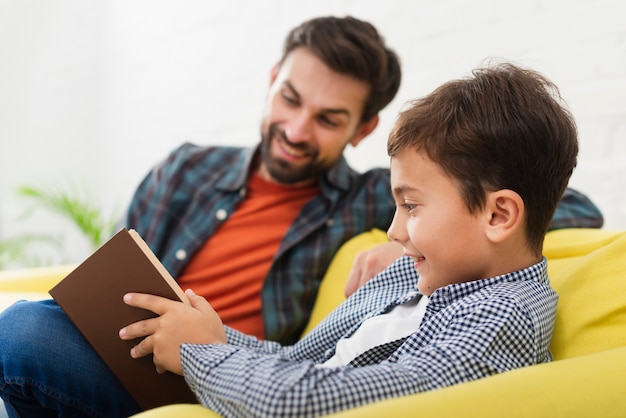 Pai filho, lendo um livro