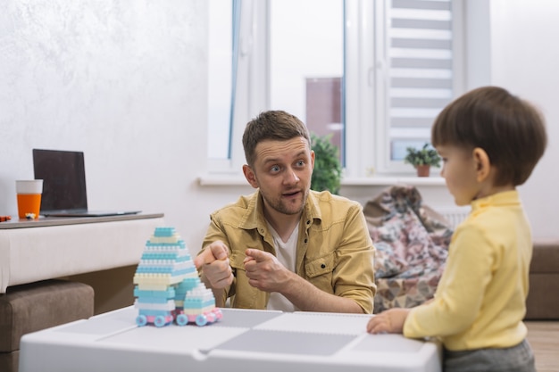 Pai mostrando ao filho um brinquedo