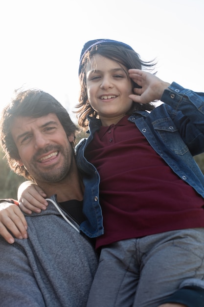 Foto grátis pai orgulhoso com seu filho de sorriso