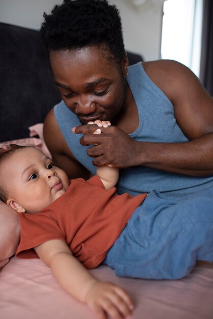 Pai passando tempo com seu bebê negro