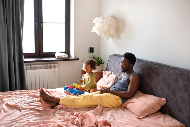 Foto grátis pai passando tempo com seu bebê negro