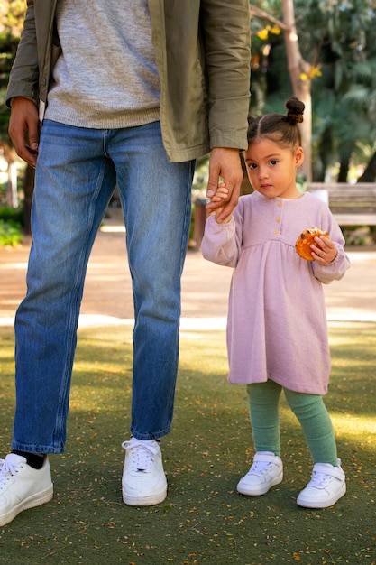 Foto grátis pai passando tempo com sua filha ao ar livre no dia dos pais