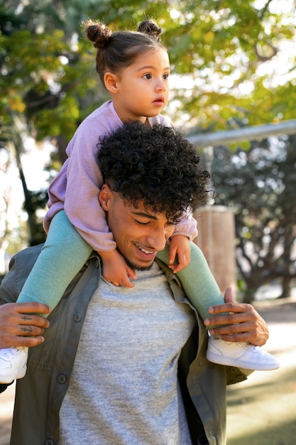 Foto grátis pai passando tempo com sua filha ao ar livre no dia dos pais