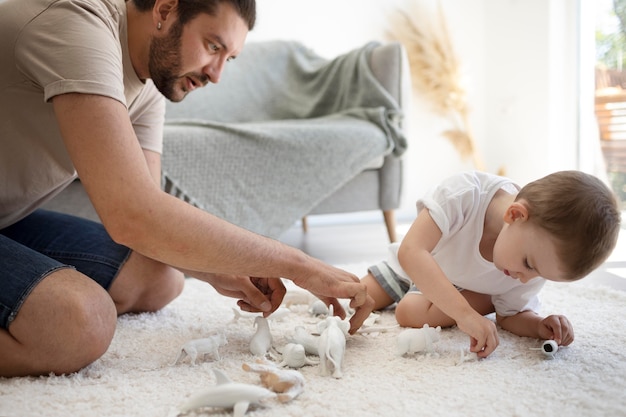 Pai passando tempo de qualidade com seu filho