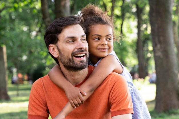 Pai passando um tempo com sua filha ao ar livre