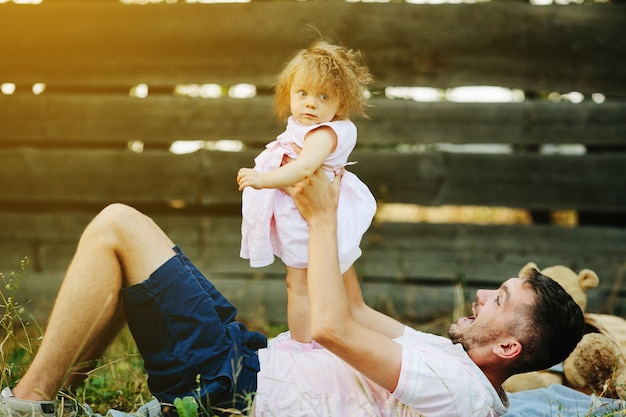 Pai que joga com sua filha