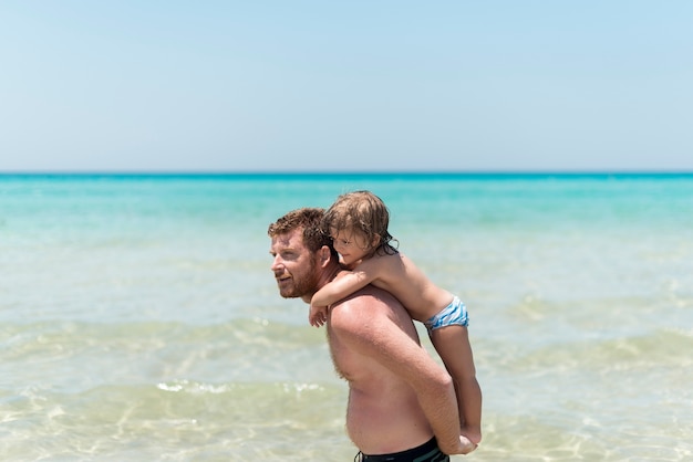 Pai, segurando, filho, praia