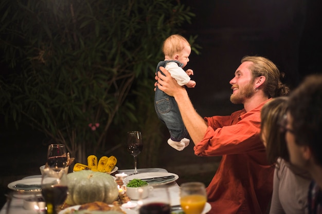 Pai, segurando, pequeno, bebê, ligado, família, jantar