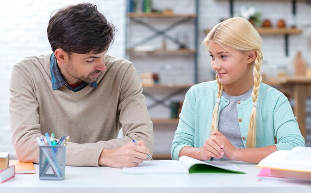 Pai sendo um tutor para sua filha tiro médio