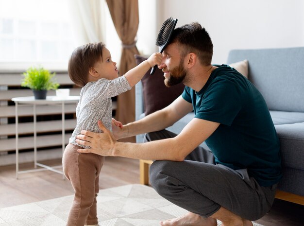 Pai solteiro passando tempo com seu bebê