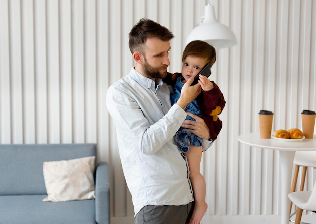 Foto grátis pai solteiro passando tempo com sua filha