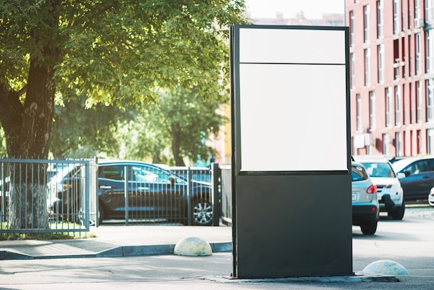 Painel publicitário perto do estacionamento