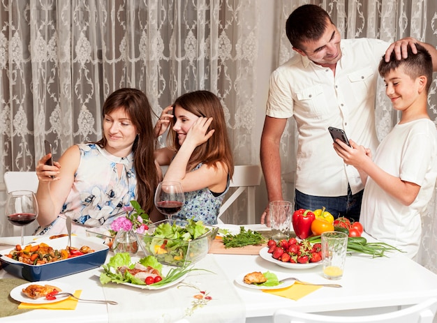 Pais aproveitando seu tempo com as crianças na mesa de jantar