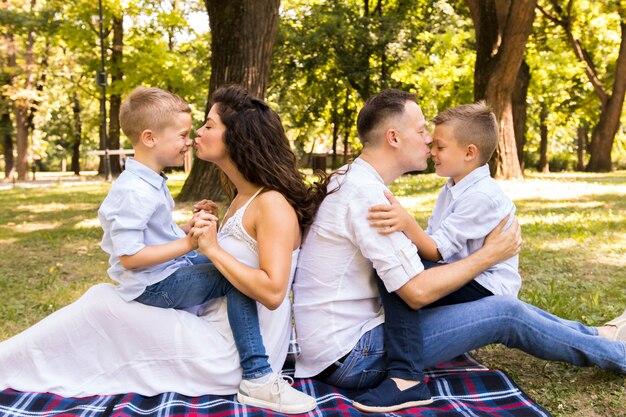 Pais beijando seus filhos