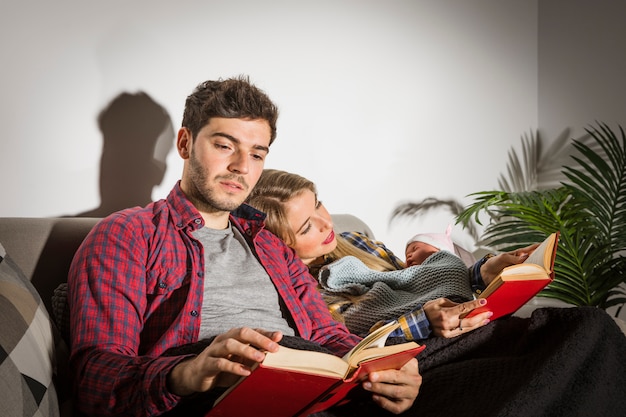 Pais, com, bebê, leitura, livros, em, noite