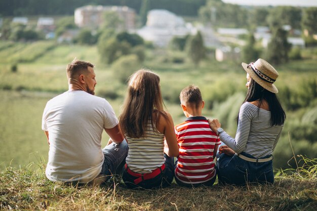 Pais com seus filhos andando na floresta