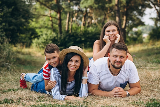 Pais com seus filhos caminhando na floresta