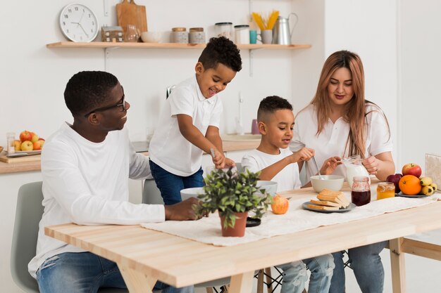 Pais cozinhando junto com seus filhos