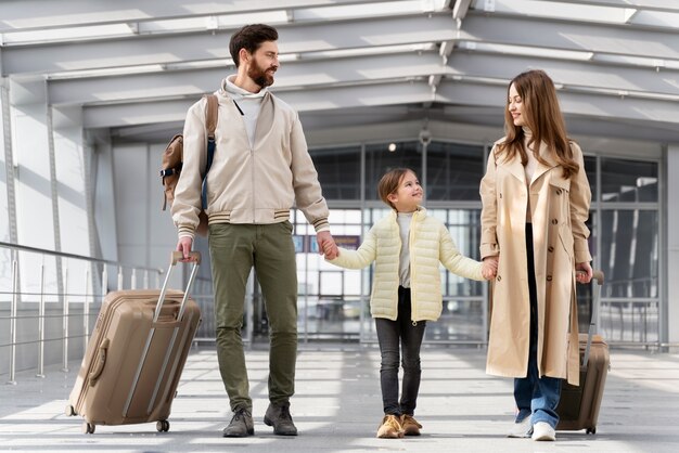 Pais de tiro completo e criança viajando