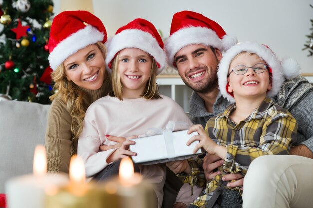 Pais e crianças com presentes nas mãos