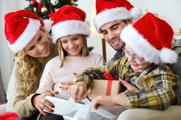 Pais e crianças com presentes nas mãos