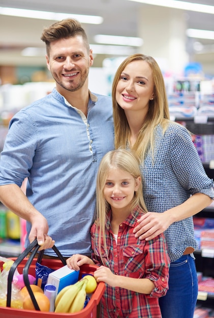 Pais e filha comprando na loja