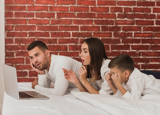 Foto grátis pais e filho assistindo a um filme em um laptop