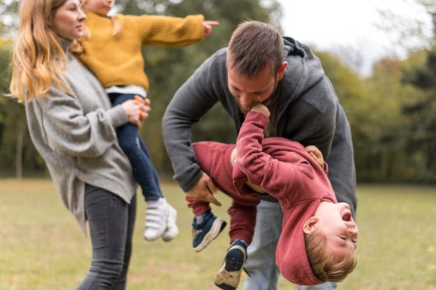 Pais e filhos brincando juntos