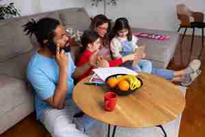 Foto grátis pais e filhos de tiro completo em casa