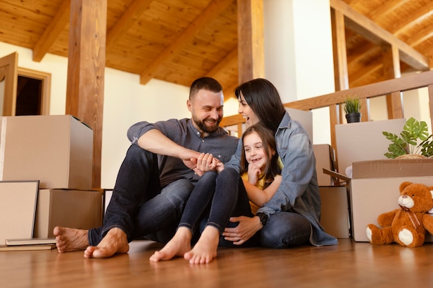 Pais e filhos em ambientes fechados