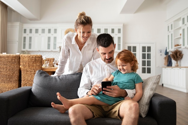 Pais e filhos em planos médios com telefone