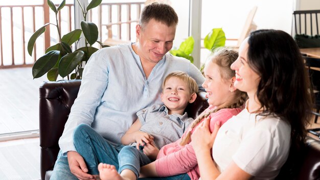 Pais e filhos felizes juntos