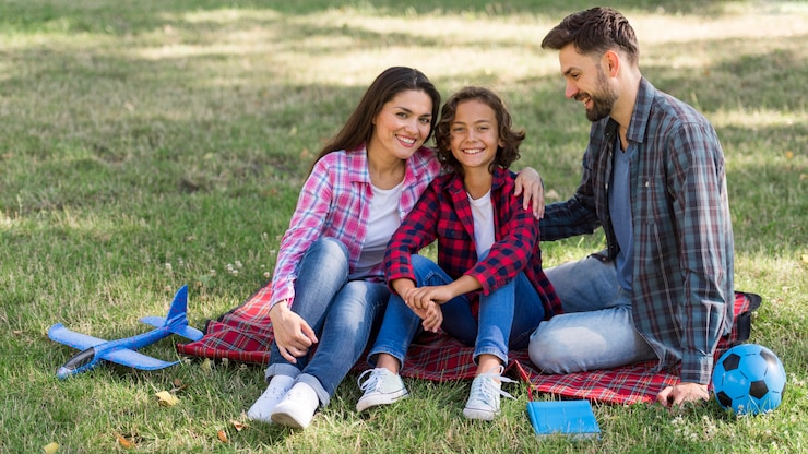 Foto grátis pais e filhos passando tempo juntos ao ar livre