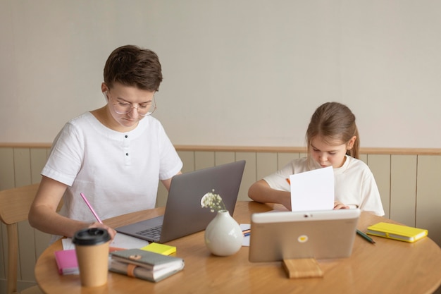 Pais e filhos sentados à mesa