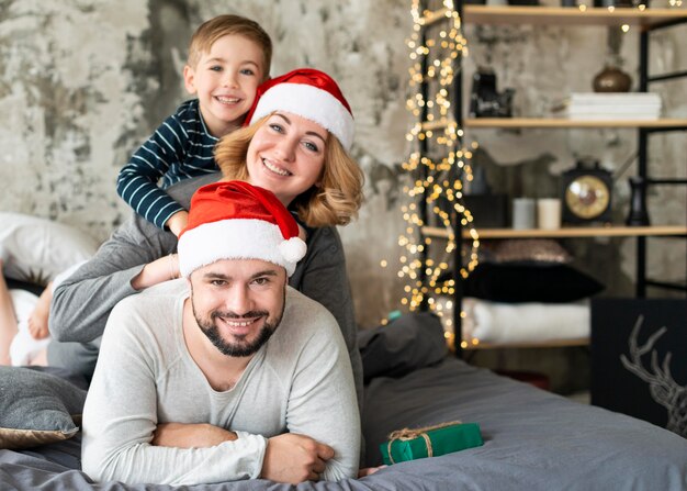 Pais felizes e menino juntos no dia de natal com espaço de cópia