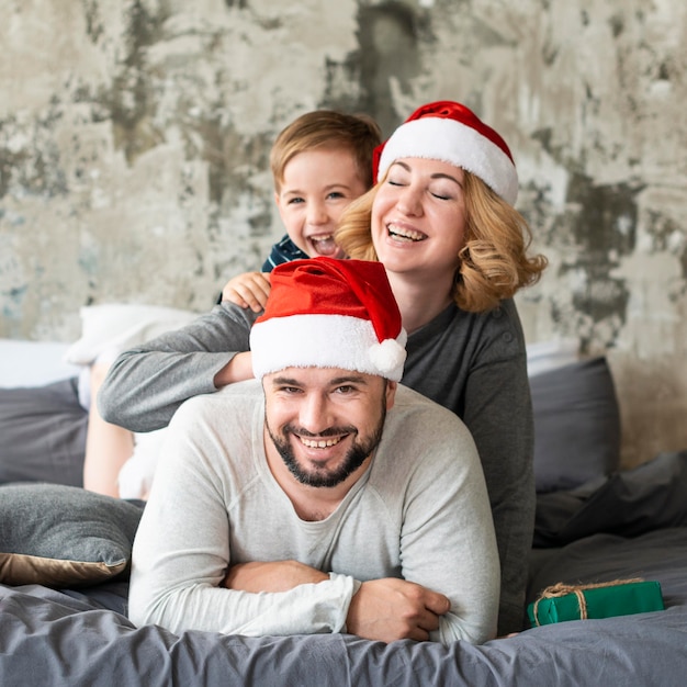 Pais felizes e menino juntos no dia de natal