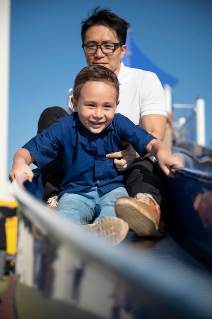 Foto grátis pais passando tempo com seus filhos