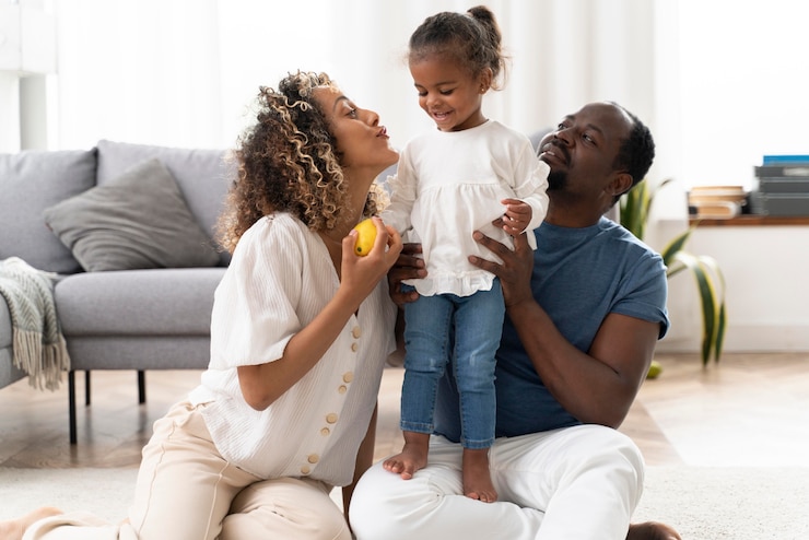 Foto grátis pais passando tempo com sua filha
