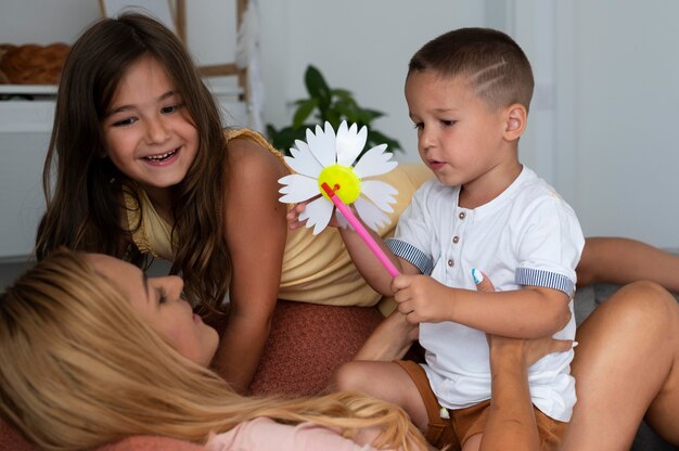 Pais passando tempo de qualidade com seus filhos