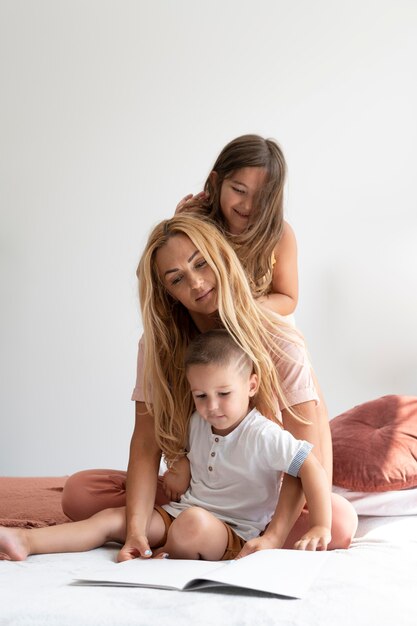 Pais passando tempo de qualidade com seus filhos