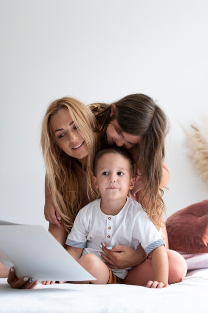 Pais passando tempo de qualidade com seus filhos